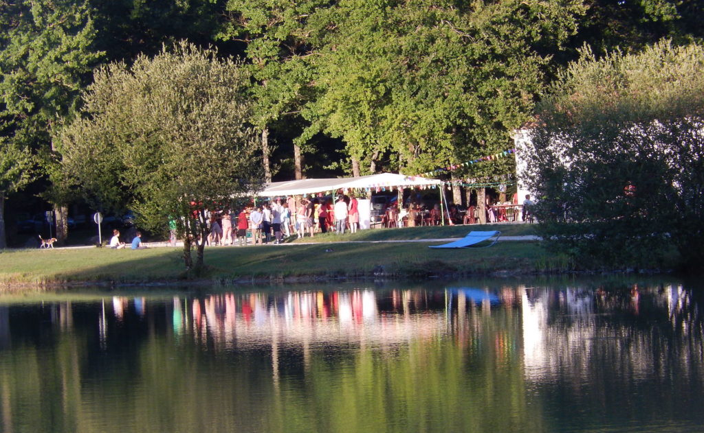 Guinguette au bord du lac au Domaine de la Héronnière